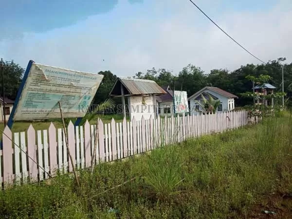MASIH LUMPUH: Kantor Desa Kenyala masih disegel sejumlah warga.(IST)