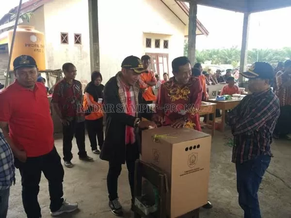 TINJAU: Bupati Kotim Supian Hadi bersama kepala DPMD Hawianan meninjau pelaksanaan Pilkadas pada 2018 lalu di salah satu kecamatan di Kotim.(DOK.RADARSAMPIT)