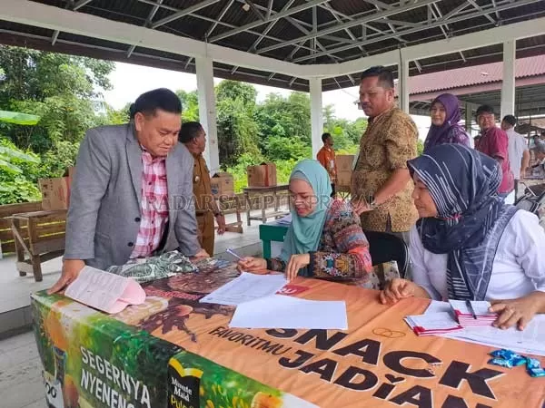 TINJAU: Sekretaris Daerah (Sekda) Kotim Halikinnor saat meninjau pelaksanaan Pemilihan Kepala Desa (Pilkades) serentak di Desa Pelangsian, Kecamatan Mentawa Baru Ketapang, pada Sabtu (14/3).(DIANTARESA/RADARSAMPIT)