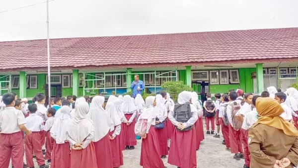 PENDIDIKAN : Para guru beri arahan kepada anak didik sebelum mengikuti pelajaran di salah satu Sekolah Dasar (SD) di Kota Sampit. (Dok.YUNI PRATIWI/RADAR SAMPIT)