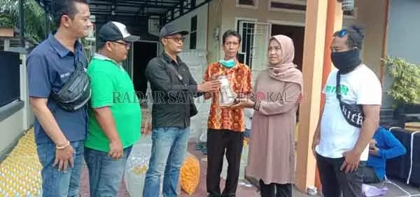 BANTUAN ; Perwakilan Jurnalis Kobar saat menerima disinfektan dari Apoteker Yayang Desyareni untuk didistribusikan ke warga Kobar pada Kamis (2/4).(IST/RADAR PANGKALAN BUN)