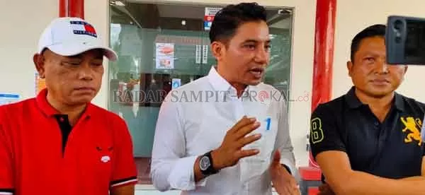 WAWANCARA: Bupati Kotim Supian Hadi bersama anggota DPRD Kotim seusai rapat bersama membahas anggaran penanganan virus Korona di Kotim, Rabu (1/4).(YUNI/RADAR SAMPIT)