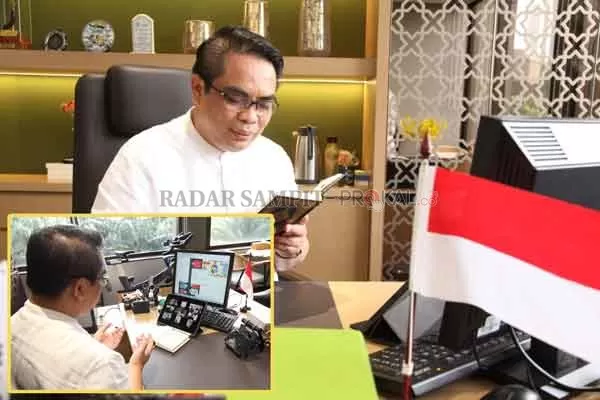 BERDOA: Terlihat seluruh pegawai PT Bank Syariah Mandiri (Mandiri Syariah) menggelar doa bersama.