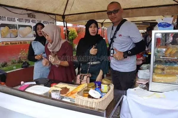 STAN ROTI: Pemimpin BRI Cabang Sampit Agung Ari Wibowo menyambangi pegiat UMKM.