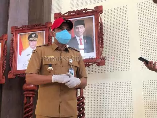 WAWANCARA: Bupati Kotim saat diwawancarai awak media, terkiat jam operasional warung makan yang di Sampit, Senin (6/4).(YUNI/RADAR SAMPIT)