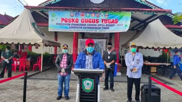 JUMPA PERS: Bupati Kotim Supian Hadi saat jumpa pers di Posko Covid-19 Kotim, saat menyampaikan satu orang PDP meninggal dunia, Sabtu (11/4).(YUNI/RADAR SAMPIT)