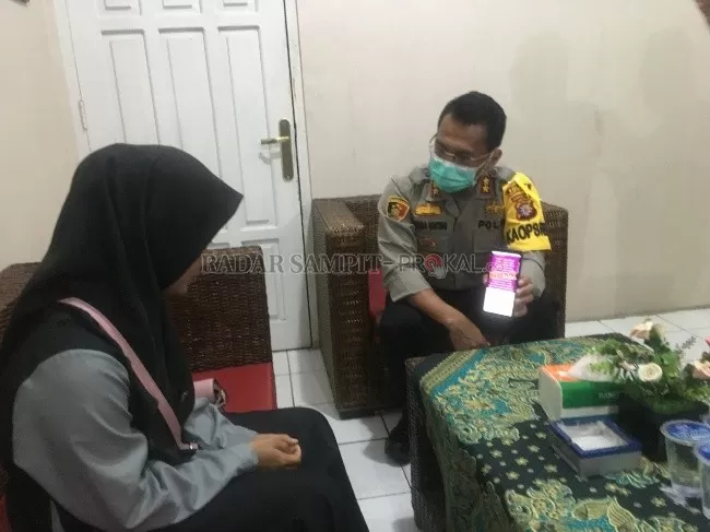 PEMBINAAN : Kapolres Kobar AKBP Dharma Ginting saat memberikan nasehat kepada DM, pelaku penyebar hoaks tentang Covid-19. (POLRES KOBAR/RADAR PANGKALAN BUN)