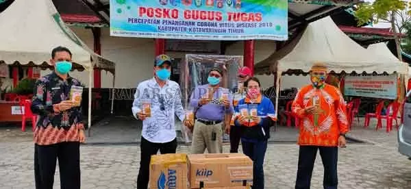 BANTUAN : Bupati Kotim Supian Hadi saat menerima bantuan seribu abon lele (Bole) dari Dinas Perikanan Kotim, Jumat (17/4).(YUNI/RADAR SAMPIT)