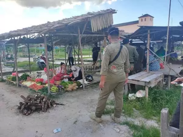 DIMINTA PULANG: Petugas Satpol PP meminta pedagang pasar dadakan di Jalan Tartar Sampit kembali ke rumah dan menutup dagangannya, Senin (20/4).(DIAN TARESA/RADAR SAMPIT)