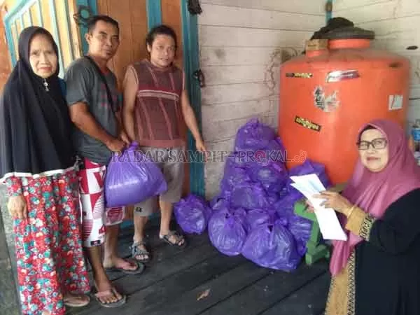 PEDULI : Penyerahan bantuan paket sembako kepada korban banjir di  RT 18 Kelurahan Melayu oleh Pemkab Batara melalui BPBD setempat, baru-baru tadi.(      istimewa)