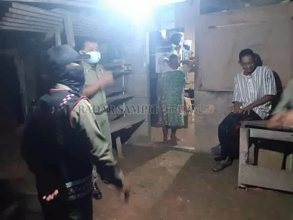 PENERTIBAN ; Petugas Satpol PP saat memperingatkan warga yang kedapatan keluyuran dan tidka menjalankan karantina mandiri usai pulang dari wilayah zona merah Covid-19.(SATPOL PP/RADAR SAMPIT)