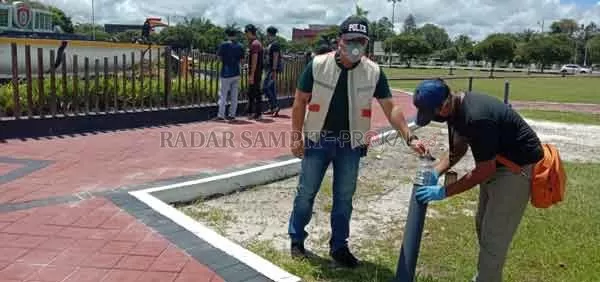 DIRUSAK : Kapolresta Palangka Raya Kombes Pol Dwi Tunggal Jaladri melakukan olah TKP di Bundaran Besar. Lokasi pengrusakan fasilitas publik.(IST/RADAR PALANGKA)