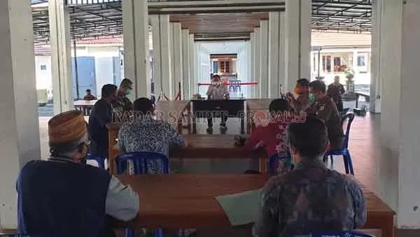 BELI BERAS : Suasana rapat membahas pembelian beras di rumah jabatan bupati seruyan dimana ada 12.956 KK akan menerima bantuan pemkab seruyan selama tiga bulan ke depan.(PROTOKOL SETDA/RADAR SAMPIT)