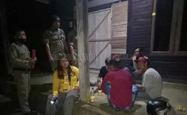 PENYAKIT MASYARAKAT; Satpol PP dan Damkar Kabupaten Lamandau gerebek sejumlah muda-mudi di Kota Nanga Bulik yang sedang asyik pesta arak di salah satu rumah kosong yang belum ditempati pemiliknya. (SATPOL PP/RADAR PANGKALAN BUN)