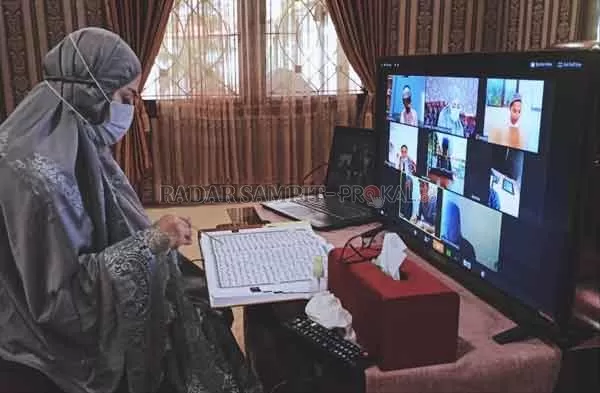 TELEKONFERENSI: Wakil Bupati Seruyan Iswanti saat melakukan tadarusan bersama teman - temannya menggunakan media sosial.(IST/RADARSAMPIT)