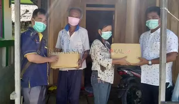 BANTUAN : Ketua PWI Barsel Hamdan (kiri) memberikan bantuan sembako kepada warga miskin.(PWI BARSEL FOR RADAR SAMPIT)