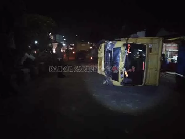 INSIDEN : Dump truk dengan nopol KH 8936 LN yang mengalami kecelakaan tunggal sebelum dievakuasi dari lokasi kejadian di ruas Jalan Tjilik Riwut, kilometer 1,5, Sampit, Rabu (6/5) malam.(FAHRY/RADAR SAMPIT)