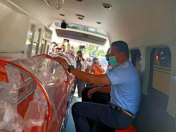 BANTUAN : Bupati Lamandau saat mengecek spesifikasi ambulan bantuan perusahaan besar swasta di Lamandau, Kamis (7/5).( RIA MEKAR/RADAR SAMPIT)