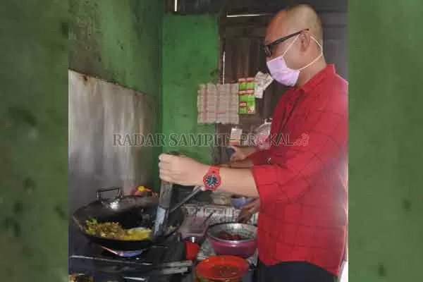 Pemimpin BRI Cabang Sampit Agung Ari Wibowo ternyata juga memasak.(IST)