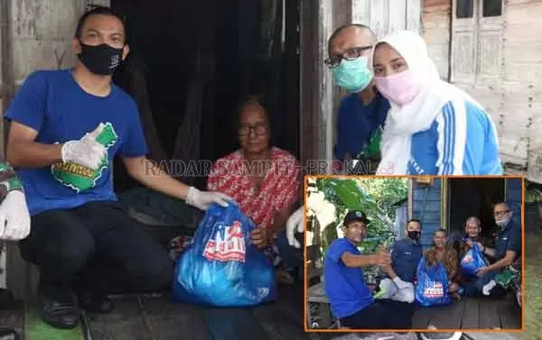 BRI PEDULI: Pemimpin BRI Kantor Cabang Sampit Agung Ari Wibowo bersama  Ketua Iwabri Cabang Sampit Rianingsih menyerahkan sembako kepada warga terdampak Covid-19 di Sampit.