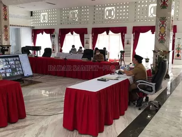 MENGINGATKAN : Gubernur Kalteng Sugianto Sabran saat melaksanakan video conference dengan Camat dan Kepala Desa beberapa waktu lalu.(BIRO PKP FOR RADAR PALANGKA)