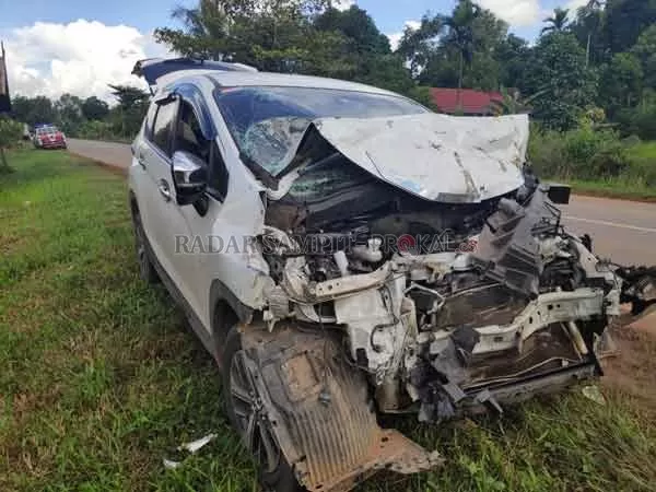 LAKA LANTAS: Kondisi dua mobil yang terlibat kecelakaan lalu lintas. Kedua mobil yang mengalami kecelakaan mengalami kerusakan. (Insert) Utun sopir mobil ketika dievakuasi ke Puskesmas Cempaga.