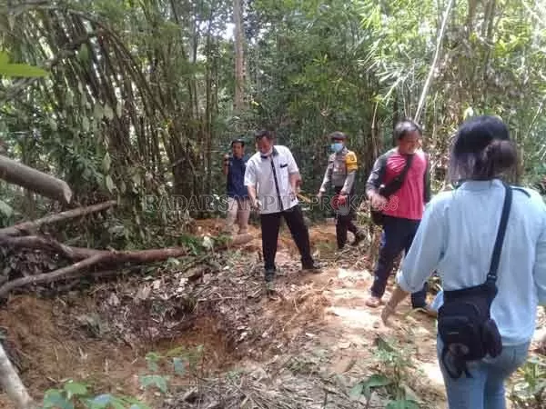 DISELIDIKI : Aparat kepolisian ketika mengamati galian di sekitar bekas Benteng Ingai, yang diduga ada tujuan khusus dari pihak tertentu.(Alwandi/Radar Sampit)