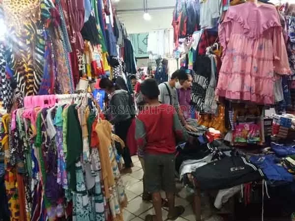 DISERBU: Menjelang Lebaran, PPM Sampit diserbu warga dalam beberapa hari terakhir, Minggu (17/5).(HENY/RADAR SAMPIT)