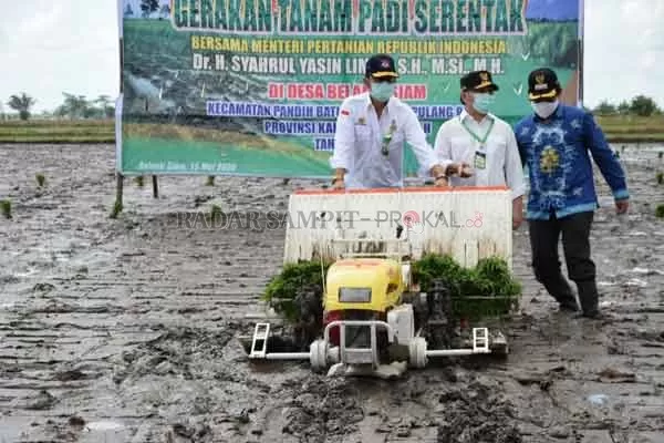 PERTANIAN : Gubernur Sugianto Sabran saat gerakan menanam padi beberapa waktu lalu, dimana hal ini merupakan langkah mendukung ketahanan pangan.(BIROPKP/RADARPALANGKA)