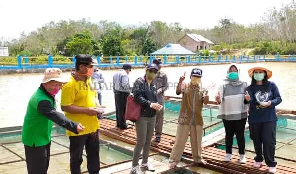 SEBAR BANTUAN: Bupati Kotawaringin Barat Hj Nurhidayah bersama jajarannya usai penebaran benih ikan Nila di keramba jaring apung kelompok pembudidaya ikan Desa Berambai Makmur, Kecamatan Pangkalan Banteng, Sabtu (16/5).(PEMKAB KOBAR for RADAR PANGKALAN BUN)