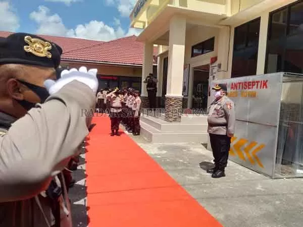 HARU : AKBP Mohammad Rommel dilepas dalam acara pisah sambut Kapolres Kotim, di halaman Mapolres Kotim, AKBP Mohammad Rommel berjabat tangan dengan AKBP Abdoel Harris Jakin, Selasa (19/5) kemarin.(FAHRY/RADAR SAMPIT)