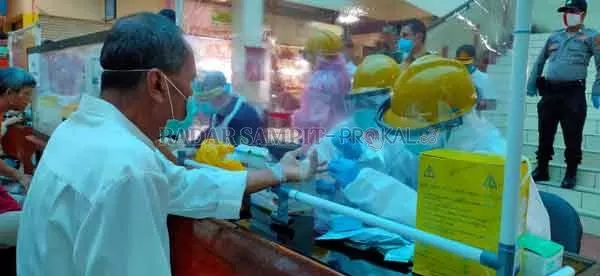 RAPID TEST: Salah seorang pedagang saat menjalani rapid test di Pusat Perbelanjaan Mentaya (PPM), Rabu (27/5).(YUNI/RADAR SAMPIT)