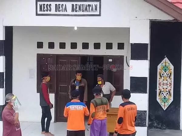 ATASI COVID-19 Sejumlah pekerja pembangunan pabrik kelapa sawit saat berada di mess desa untuk menjalani karantina. Mereka hasil tracking yang pernah kontak langsung dengan tujuh pasien positif sebelumnya.(ISTIMEWA/RADAR PANGKALAN BUN)
