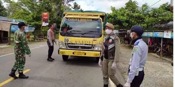 PEMERIKSAAN : Anggota Polisi, TNI, Polpp dan Dishub melakukan pemeriksaan sopir truk yang melintas di daerah Kabupaten Pulpis.(IST/RADARSAMPIT)