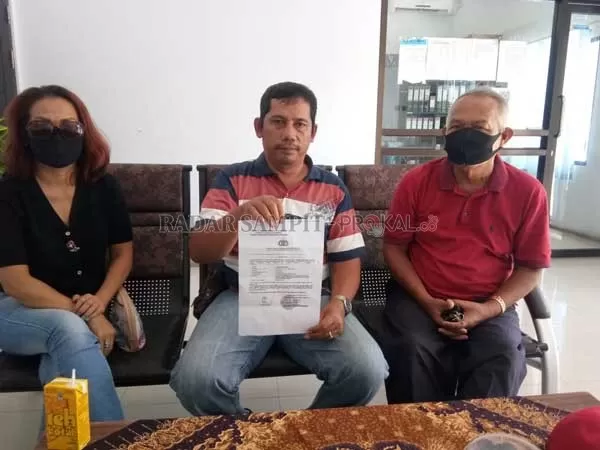 BELUM SELESAI: Gedung CU EPI Sampit berdiri megah di Jalan Ahmad Yani. Lembaga nonperbankan itu menyisakan banyak masalah terkait dana nasabah. Sejumlah nasabah CU EPI Sampit meminta kejelasan terkait kelanjutan dugaan pencucian uang dalam kasus penggelapan dana nasabah CU EPI Sampit, pekan lalu.(HENY/RADAR SAMPIT)
