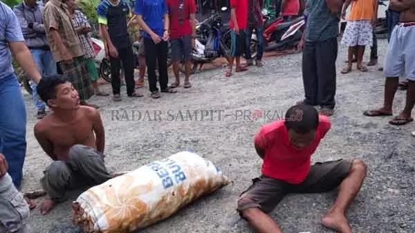 PENCURIAN : Dua pelaku pencurian saat diamankan, bersama barang bukti disalah satu jalan yang ada di Kecamatan Pulau Petak.(IST/RADAR SAMPIT)