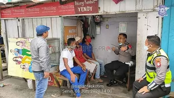 IMBAU: Petugas dari Satlantas Polres Kotim, yang memberikan imbauan kepada kakek yang sempat viral karena aksinya, menggunakan sepeda motor sambil berdiri.(IST/RADAR SAMPIT)