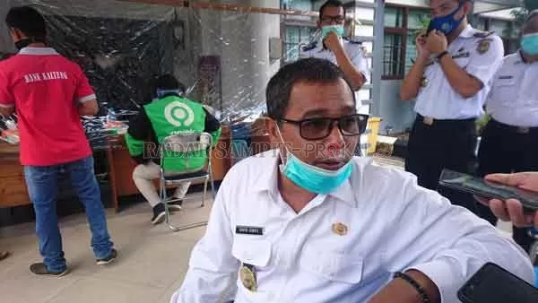 MEMANTAU : Wakil Gubernur Kalteng Habib Ismail bin Yahya memantau pembangian bantuan sosial (bansos) untuk ojol dan sopir angkot, Rabu (10/6) (YUSHO/RADAR SAMPIT)
