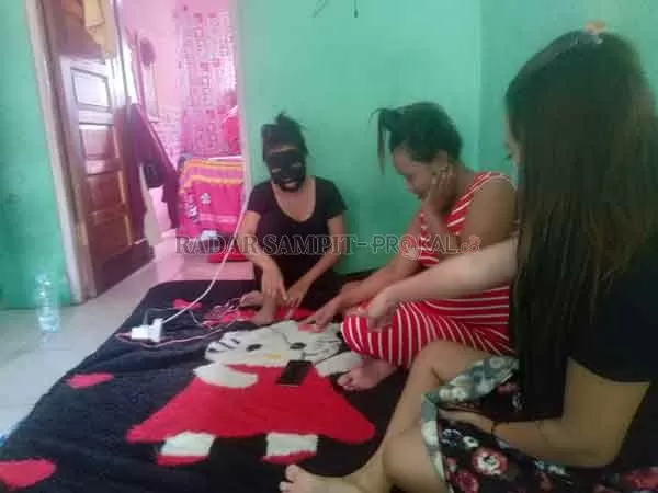 KEMALINGAN: Lisa (25) ( tengah)  dan dua rekannya  saat menunjukan posisi keberadaan telepon genggam miliknya yang hilang lantaran dicuri maling, Jumat (12/5) kemarin.(FAHRY/RADAR SAMPIT)