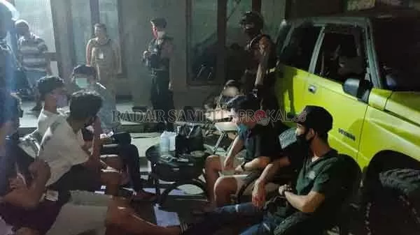 NAKAL: Personel Ditsamapta Polda Kalteng saat mengamankan remaja yang kedapatan mabuk sambil main game online.(istimewa)