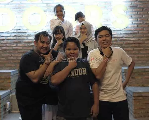 Roby alias  Amang Ucup (kaos putih) bersama para talenta Jelawat tv berfose di salah satu kafe di Jalan S Parman Sampit.(DOK. Jelawat tv for RADAR SAMPIT)