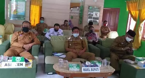 Wakil Bupati Sukamara mengikuti video conference lomba inovasi daerah tatanan normal baru produktif dan aman Covid 19 dari Kemendagri.