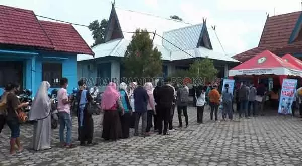 ANTRE: Sejumlah masyarakat yang mengantre untuk mendapatkan pelayanan di Disdukcapil beberapa waktu lalu.(IST/RADAR SAMPIT)