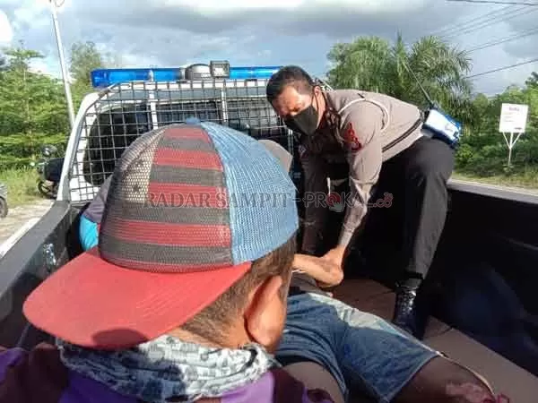KECELAKAAN : Wijaya (21) warga Jalan Mahir Mahar tewas di tempat kejadian perkara karena kecelakaan lalu lintas.(IST/RADARPALANGKA)