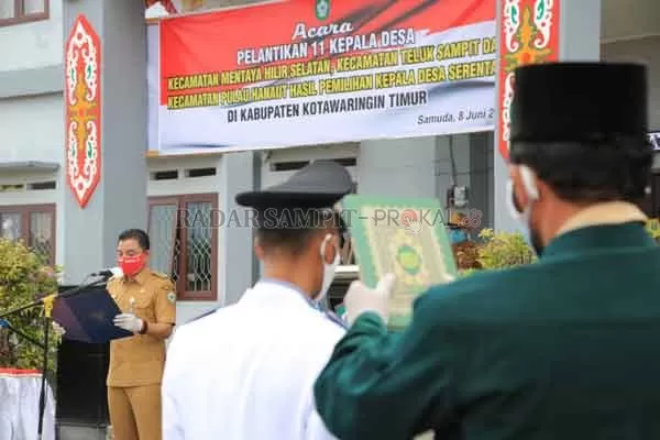 RESMI:  Bupati Supian Hadi ketika membacakan sumpah dan janji para Kades yang dilantik dari hasil 43 Pilkades serentak di wilayah Kecamatan Pulau Hanaut, belum lama tadi.(ISTIMEWA )