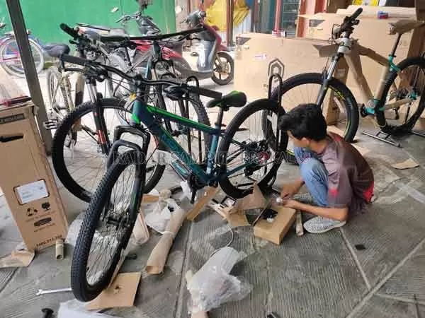 RAKIT: Salah seorang penjual sepeda yang merakit sepeda untuk pelanggan.(DIAN TARESA/RADAR SAMPIT)