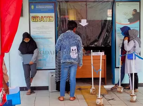 ANTRE: Warga yang antre untuk mendapatkan pelayanan administrasi penduduk di Disdukcapil Kotim.(YUNIPRATIWI/RADARSAMPIT)
