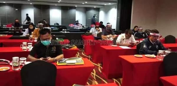 PELATIHAN : Jurnalis dari berbagai media massa mengikuti pelatihan meminimalkan risiko liputan di masa pandemi Covid-19, Selasa (30/6).(YUSHO/RADAR SAMPIT)