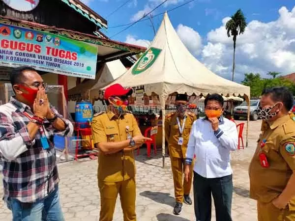 BINCANG: Bupati Kotim Supian Hadi berbincang dengan Sekda Kotim Halikinnor, dan beberapa rekannya di posko Covid-19, Selasa (30/6).(YUNI/RADAR SAMPIT)