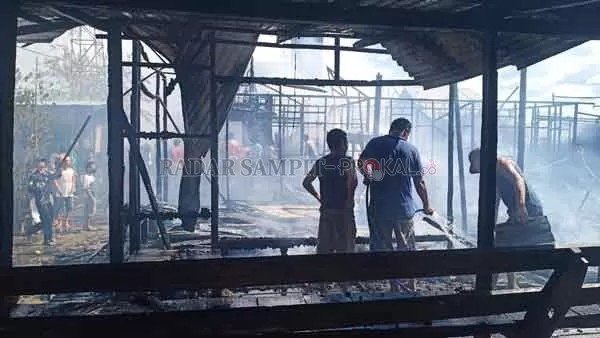 HANGUS: Tiga rumah di Desa Kelanis setelah terbakar hingga menjadi arang, dan penyebabnya masih dalam penyelidikan aparat berwenang.(TIGOR RADAR SAMPIT)